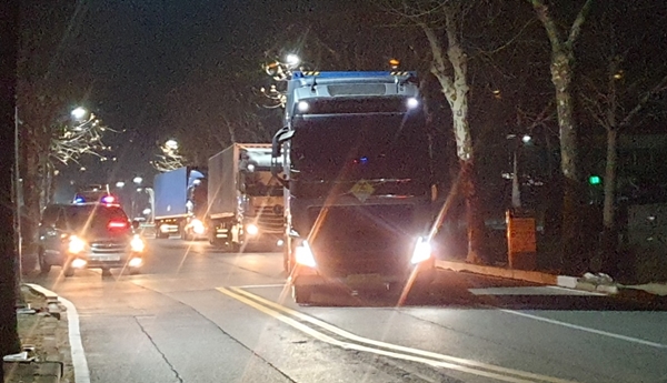 중저준위 방폐물을 싣고 한국원자력연구원을 출발하는 이송차량