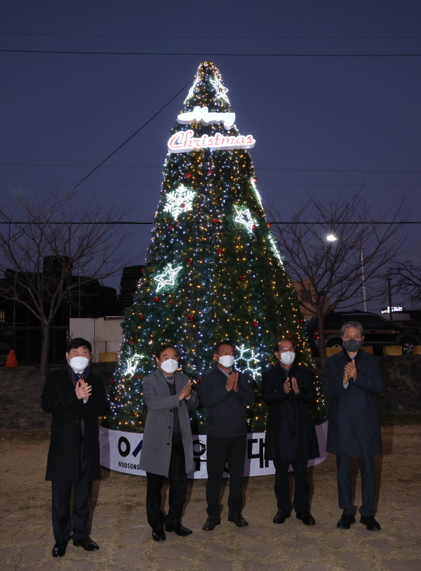 지난 22일 크리스마스 트리 설치 현장을 방문해 설치 상황을 살펴보고 있다