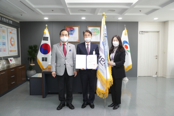 박상돈 천안시장과 관계자들이 ‘제1회 주거복지대상 평가’ 국무총리상을 받아 기념사진을 촬영하고 있다.