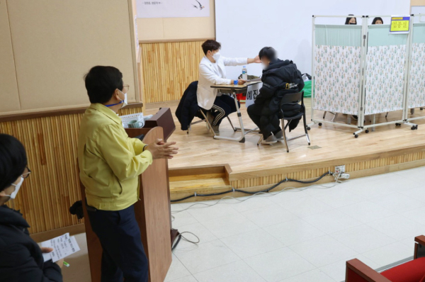 최교진 교육감, 백신접종 학교현장 방문 격려 모습