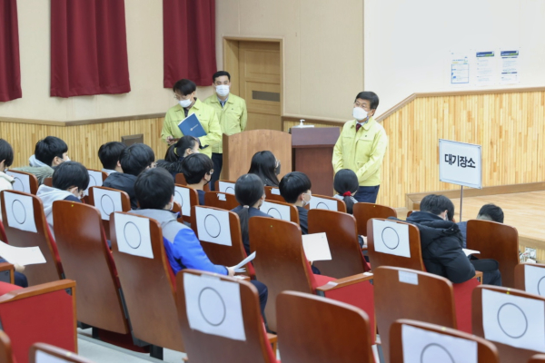 최교진 교육감, 백신접종 학교현장 방문 관계자 격려 모습