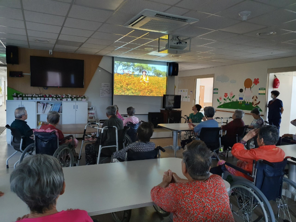은빛(노인)숲 체험 장면 및 유아 정기반 산림 교육 장면