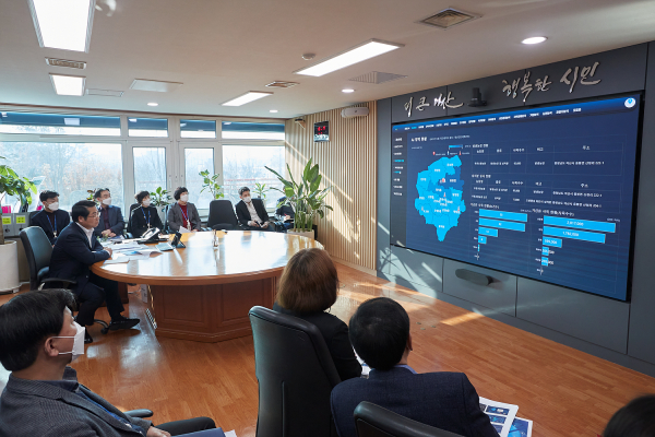 오세현 아산시장과 관계자들이 '아산시 빅데이터 플랫폼' 시연을 하고 있다