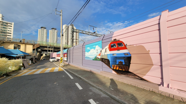 유천동 호남선 철로변 방음벽 벽화조성 모습