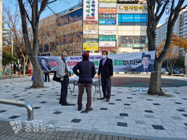 호남선 철도복개 및 엄사역 신설을 주장하며 시민들의 서명운동을 받고 있는 모습