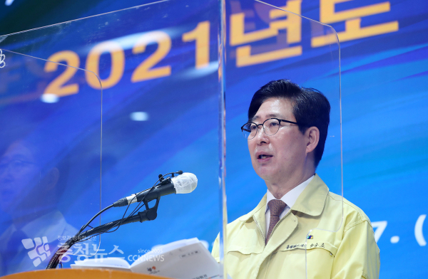 양승조 충남지사 27일 도청 대회의실에서 송년기자회견을 하고 있다.