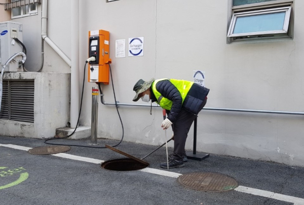 동절기 모기 유충구제 방역활동 모습