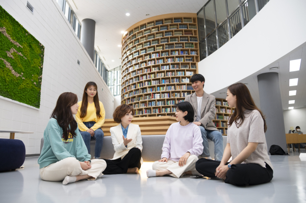 충남대학교 이진숙 총장과 학생들 이미지