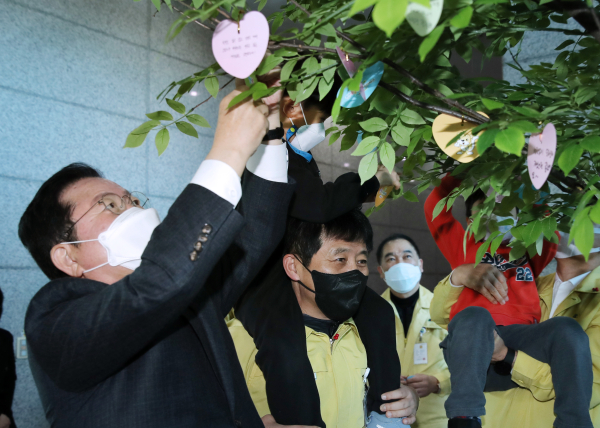 장종태 서구청장이 27일 구청 1층 로비에서 2022년 임인년 희망메시지를 작성하여 소망나무에 달고 있다.