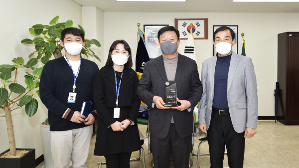 '천안시 산하기관 부패방지 시책평가' 표창을 수여 후 기념사진