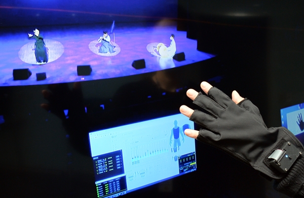 ETRI 신승용 선임연구원이 촉각음정시스템을 통해 음정변화를 손가락으로 전달받는 모습