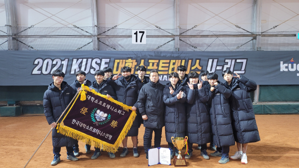 우승 기념 단체사진(가운데 조홍석 감독)