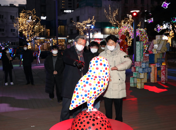 정용래 유성구청장이 지역청년작가들과 함께 온천로 두드림공연장 일원에 전시된 작품을 둘러보고 있다