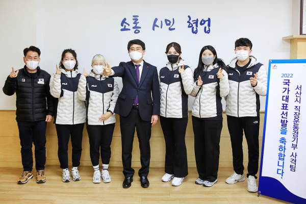 맹정호 서산시장이 29일 시장실에서 국가대표 선발 기념 단체사진 찍는 모습(좌부터 황윤삼 코치, 이은서, 유현영, 맹정호 서산시장, 정미라, 박해미, 박성현)