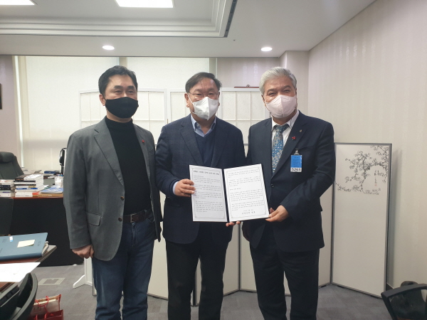 (오른쪽부터) 문정우 금산군수, 김태년 위원장, 김종민 국회의원이 금산군 선거구 유지 건의문과 함께 사진을 찍고 있다.