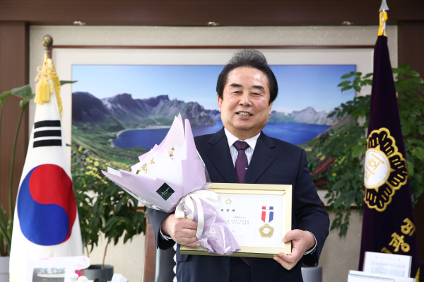 정능호 의원 표창패 수상 모습