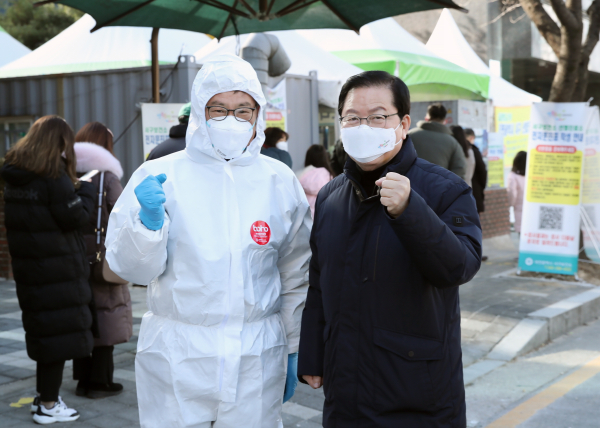 새해 첫날 선별진료소 직원 격려하는 장종태 서구청장
