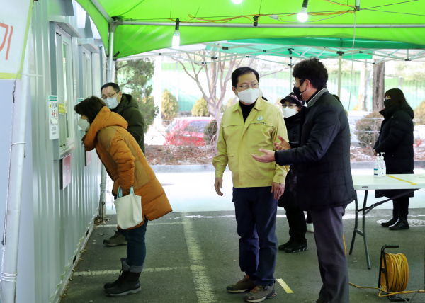 새해 첫날 선별진료소 직원 격려하는 장종태 서구청장