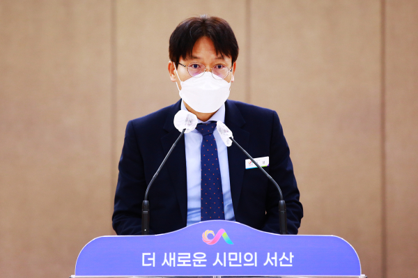 구상 서산시 부시장이 3일 시청 대회의실에서 열린 시무식에서 취임사 하는 모습
