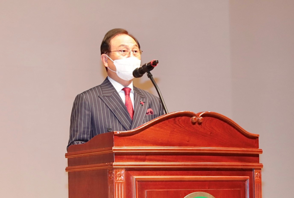 박상돈 천안시장이 시무식에서 신년사를 낭독하고 있다