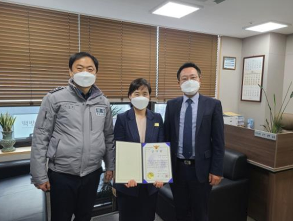 (왼쪽부터 구봉지구대 경감 이우형, 관저동지점 팀장 서은아, 관저동지점장 신경섭)