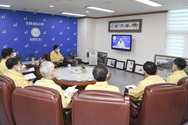 3일 중구청장 집무실에서 2022년 신년사를 함께 시청하고 있는 박용갑 청장 및 중구청 공무원