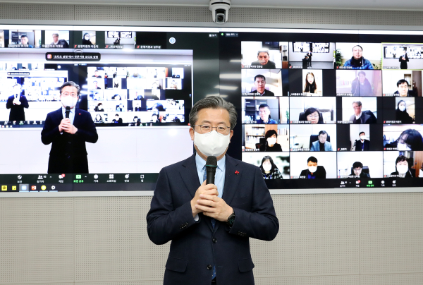 3일 구청 화상회의실에서 열린 온라인시무식에서 정용래 유성구청장이 신년 메시지를 발표하고 있다