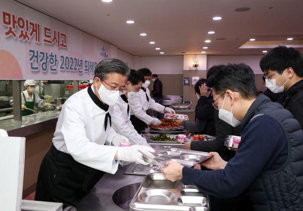 3일 구청 구내식당에서 정용래 유성구청장이 직원들을 위해 떡국을 배식하고 있다.