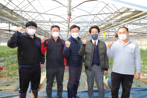 이종욱 충남세종농협본부장(가운데)과 윤관호 고덕농협조합장(왼쪽 네번째)은 예산군 고덕면 소재 청년농업인 이규필(왼쪽)씨 농장을 찾아 2022년 충남세종지역 농업계의 힘찬 출발을 응원했다.