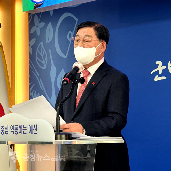 황선봉 예산군수가 4일 군청 대회의실에서 신년 기자간담회를 하고 있다.