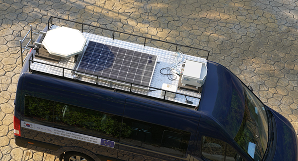 5G-위성 다중연결망 시연 차량에 탑재된 위성 단말(왼쪽), 5G 셀룰러 단말(오른쪽)