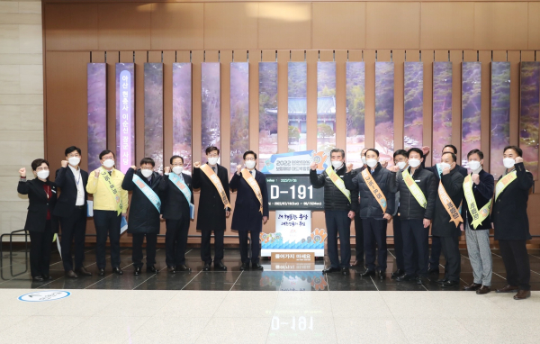 6일, 김동일 보령시장이 충남도청에서 2022보령해양머드박람회 홍보 모습