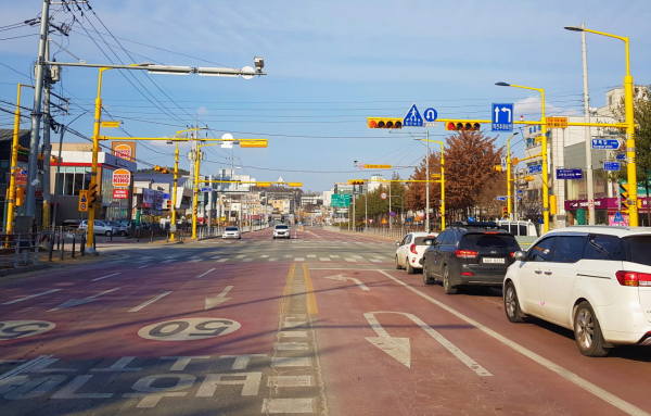 세종시 신봉초 앞 교차로 모습. 세종시는 어린이보호구역인 이 곳에 노란신호등을 설치했다.