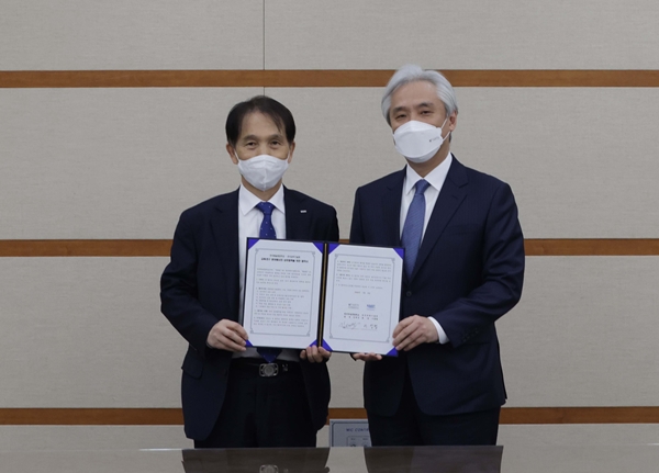 KAIST-한예종 업무협약식. 왼쪽부터 이광형 KAIST 총장, 김대진 한국예술종합학교 총장. / KAIST 제공