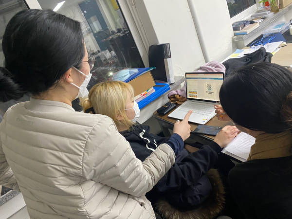 한밭대학교 상생문화기획단 학생들이 지역상권 살리기 프로젝트 홍보물을 디자인하고 있다.