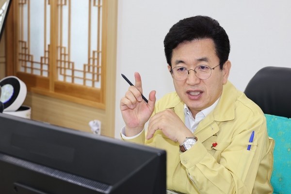 허태정 대전시장은 20일 온라인 영상회의로 진행한 주간업무회의에서 코로나19 예방을 위한 실내 마스크 착용을 당부했다.