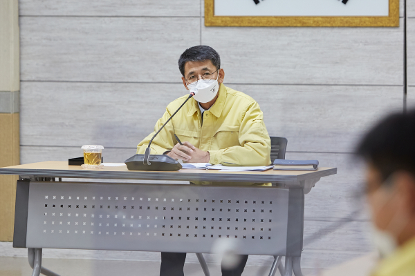 이태규 아산부시장이 회의를 주재하는 장면