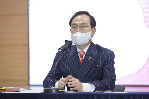 ‘2022 주요업무보고회’를 주재하고 있는 박상돈 천안시장
