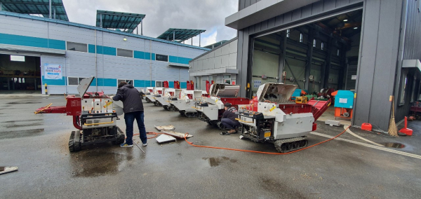 세종시 농기센터 관계자들이 탈곡리를 수리하고 있다.