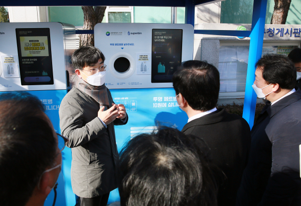 AI 투명페트병 분리배출 기기 시연회 모습