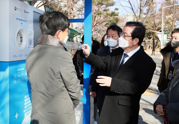 AI 투명페트병 분리배출 기기 시연회 모습