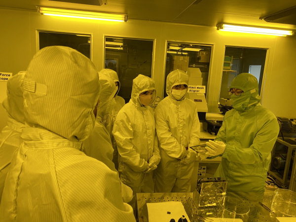 한밭대학교와 한국교통대학교가 공동운영한 ‘2021 Winter Industry 4.0 Edu’ 프로그램에서 참여학생들이 디스플레이소자 제작 공정 실습 진행