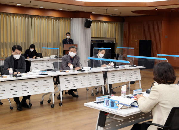 11일 구청 대회의실에서 2022년 유성구 주요업무계획 보고회가 개최된 가운데, 정용래 유성구청장이 회의 주재 모습