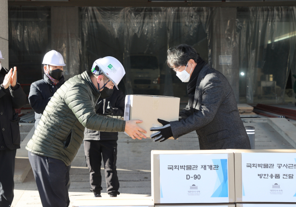 이춘석 국회사무총장은 11일 국회박물관 공사 관계자를 격려했다.