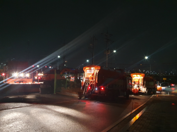 도로 제설작업 장면