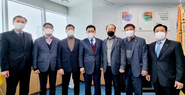 간담회 사진  * 한국농수산식품유통공사 김춘진 사장(우측4번째), (사)한국농업경영인전라남도연합회 강도용 회장(우측3번째), (사)한국농업경영인전라남도연합회 전주석 수석부회장(좌측3번째)