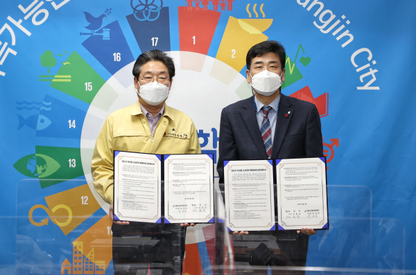 관내 소상공인의 경영안정을 위해 올해 358억 원 규모의 소상공인 특례보증자금 업무협약식 모습