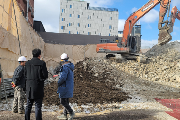 담당 공무원이 지난 11일 읍내동 일원 현장을 방문해 토지특성을 조사하는 모습