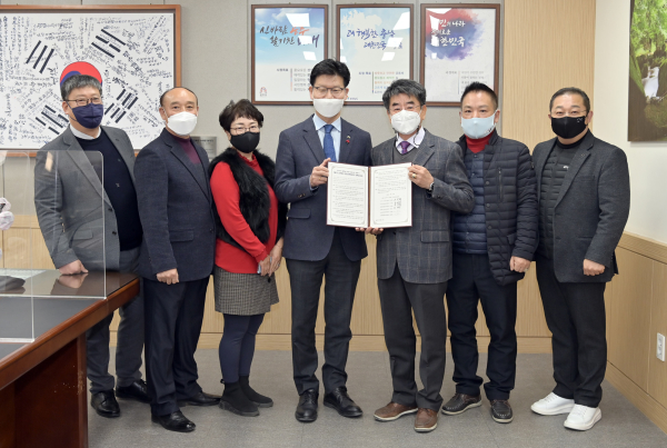 신바람 시민소통위원회 정책권고안 전달식 모습