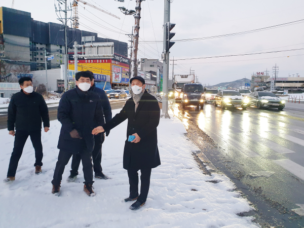 맹정호 서산시장이 13일 새벽 예천사거리 등 주요도로를 방문해 제설작업을 점검하는 모습